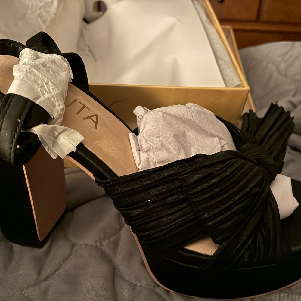 Elegant Black Platform Sandals with Ankle Strap - Picture 3 of 4